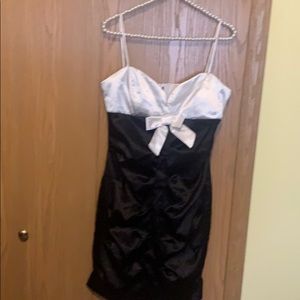Black/white bow satin dress
